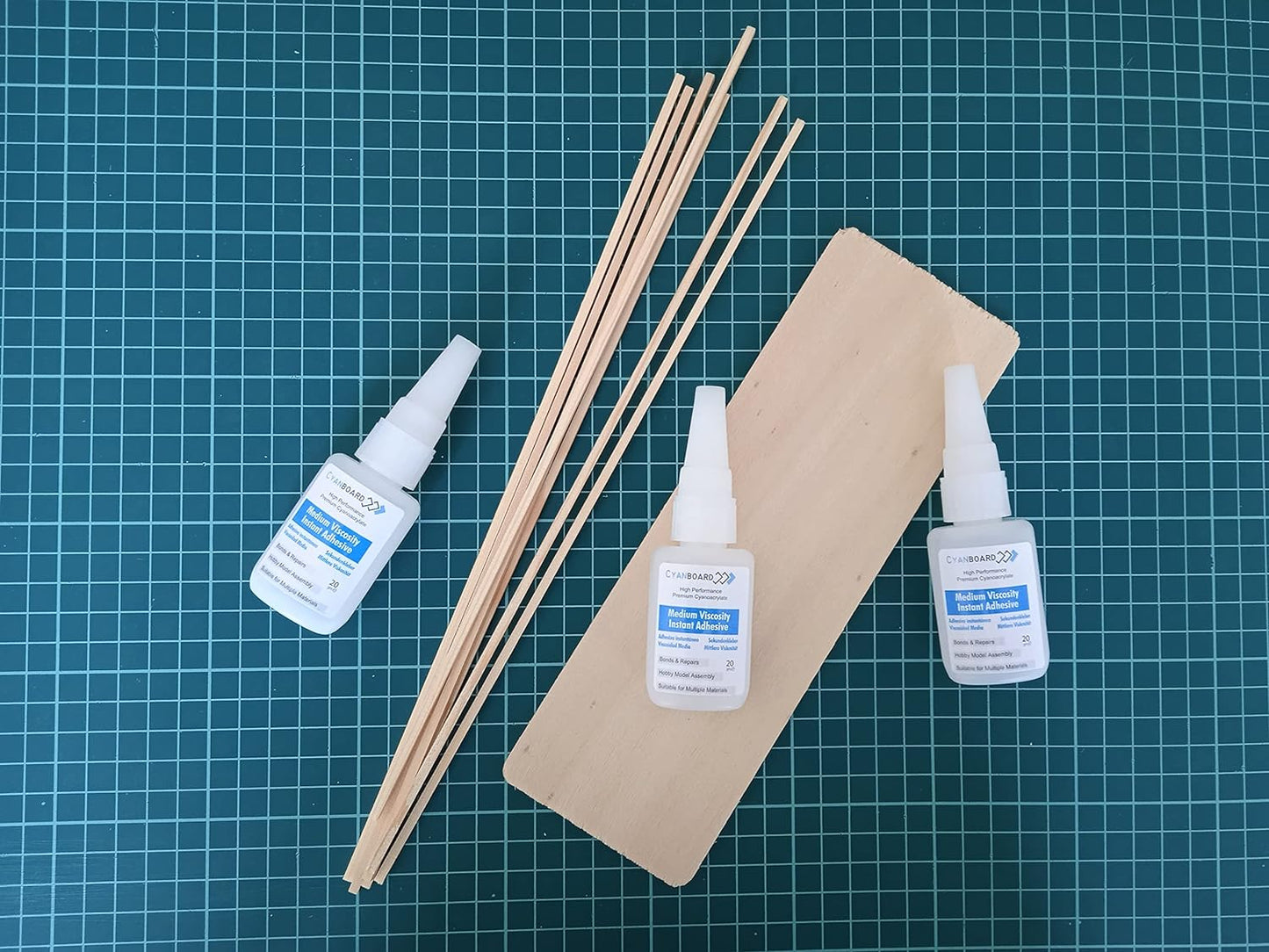 Cyanboard, 12 unidades de 20grs de adhesivo instantáneo, cianoacrilato viscosidad alta. Pegamento múltiples materiales, modelismo, maquetas, dioramas.